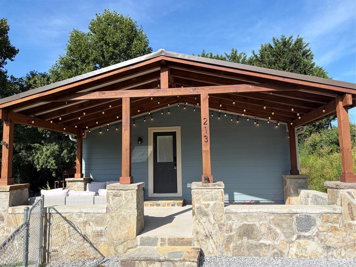 213 Sandy Creek Ct., Hendersonville, NC 28792