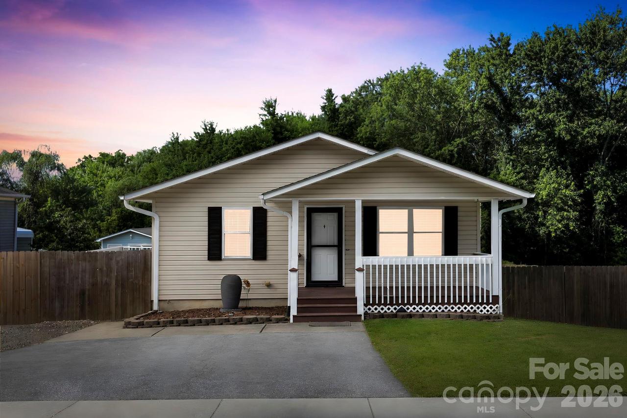 51 Kay Thomas Dr., Hendersonville, NC 28792