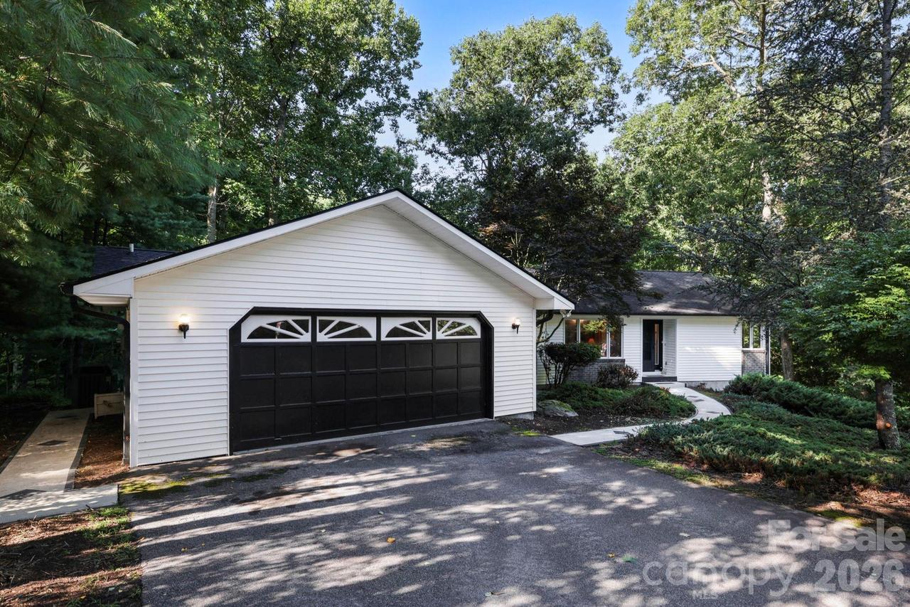 18 E Rosewood Tr., Hendersonville, NC 28739
