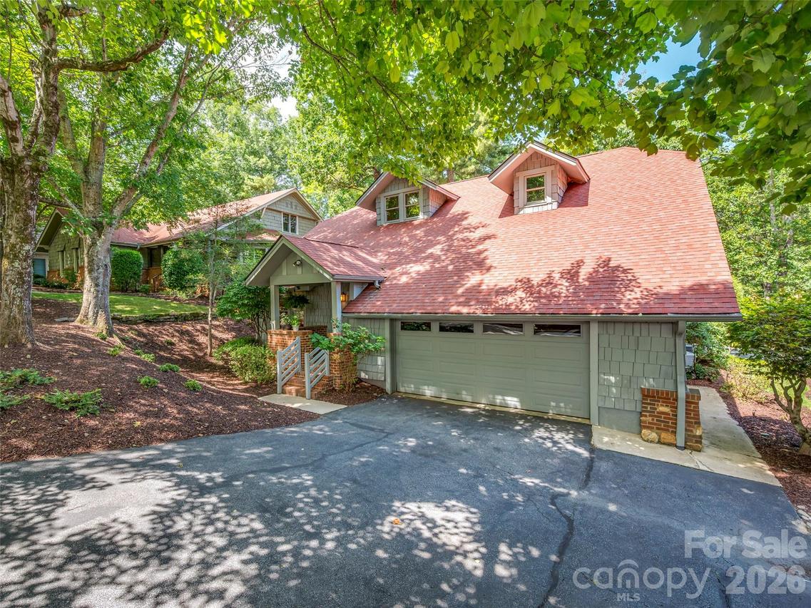 16 Lacoste Dr., Hendersonville, NC 28739