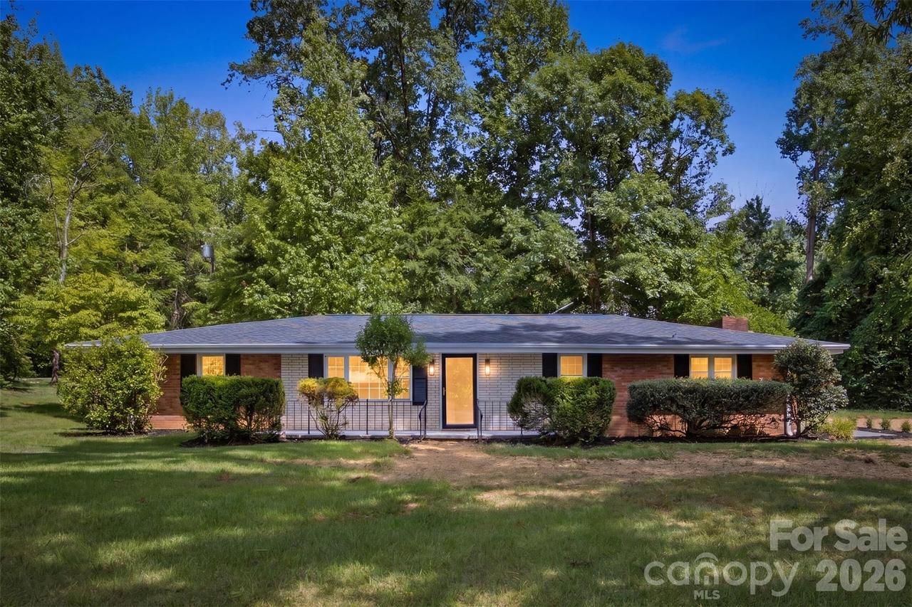 8223 Knollwood Cir., Charlotte, NC 28213