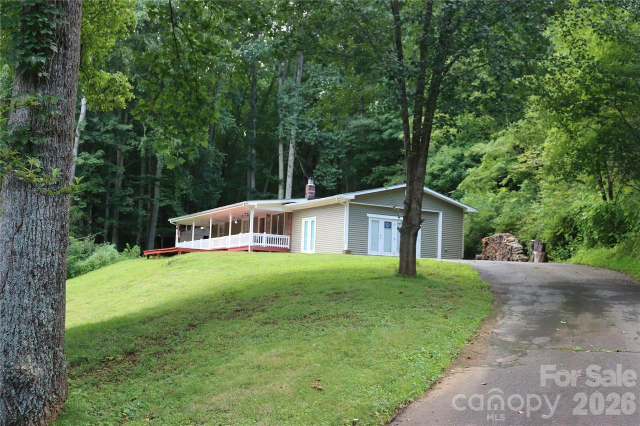 9 Wooded Valley Ln., Burnsville, NC 28714