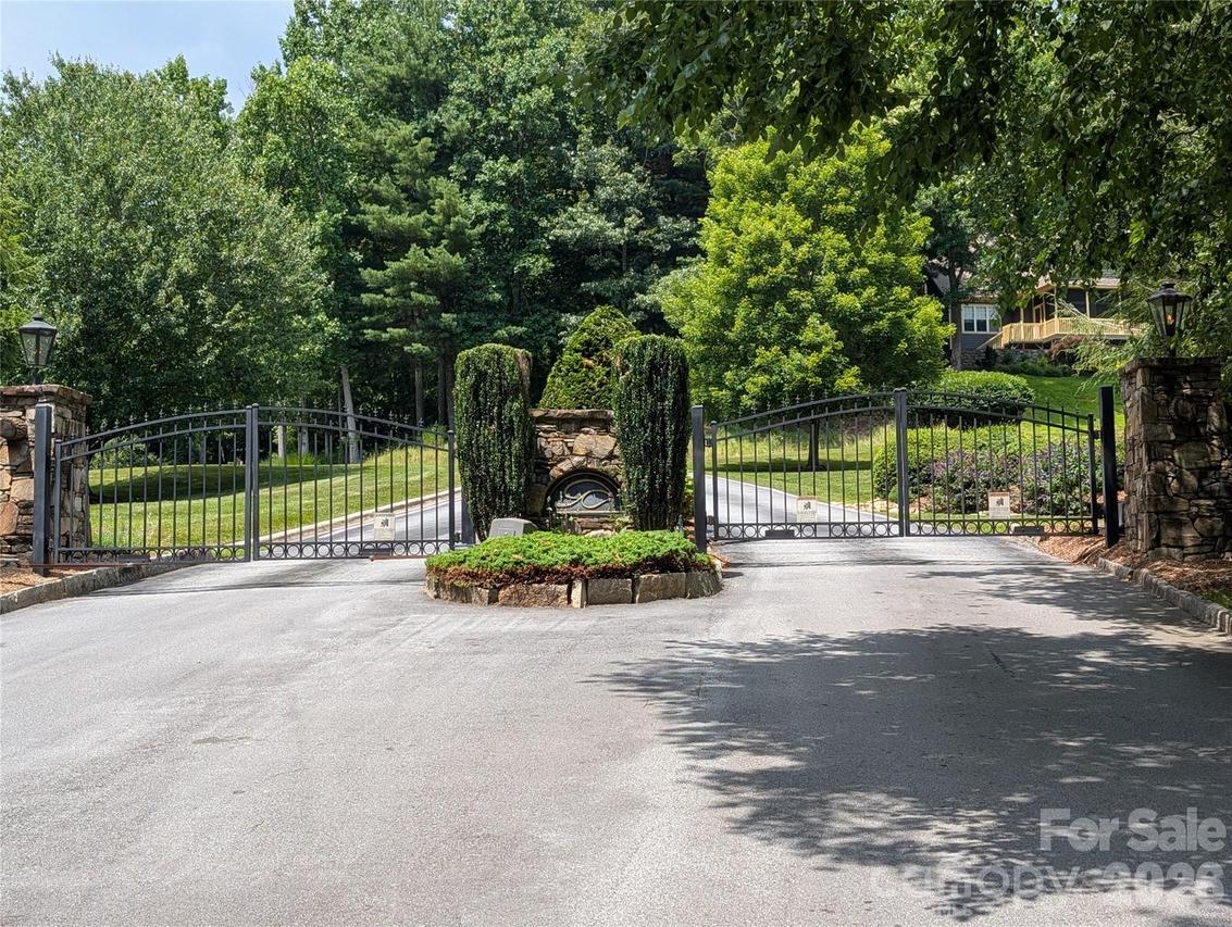 115 Ivywood Ln., Laurel Park, NC 28739