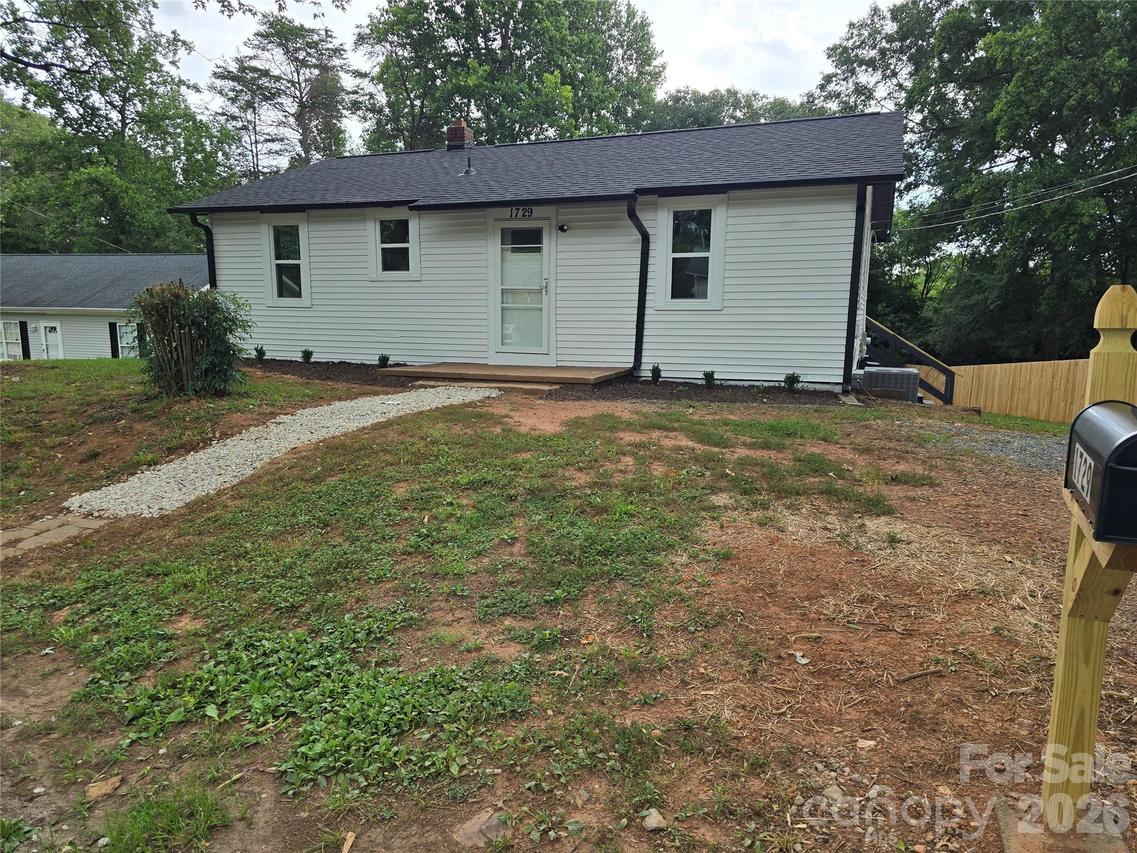 1729 Lakeview Dr., Statesville, NC 28677