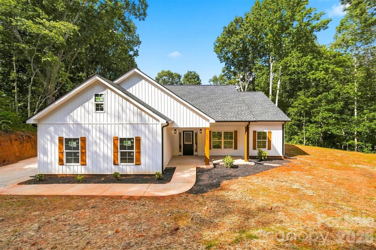 1694 Parsonage Ln., Newton, NC 28658