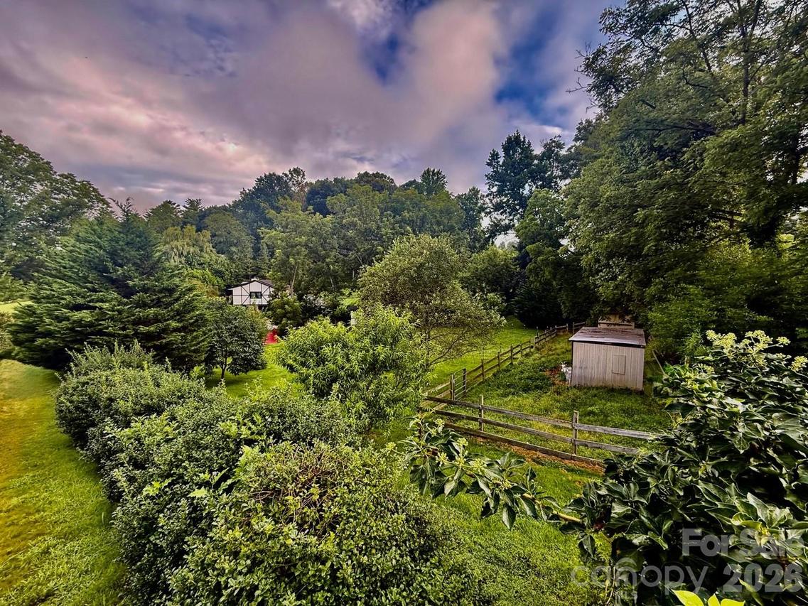 5 Northlake Dr., Weaverville, NC 28787