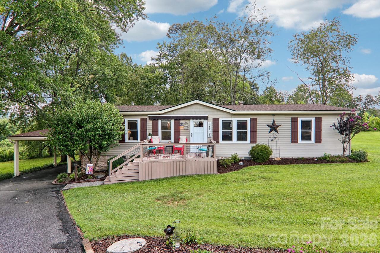 305 Meadowbrook Ct., Hendersonville, NC 28792