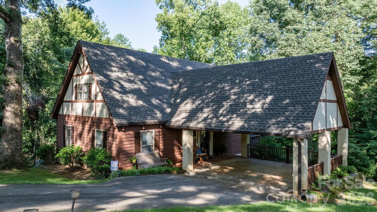 5562 Clearlake Dr., Hickory, NC 28601
