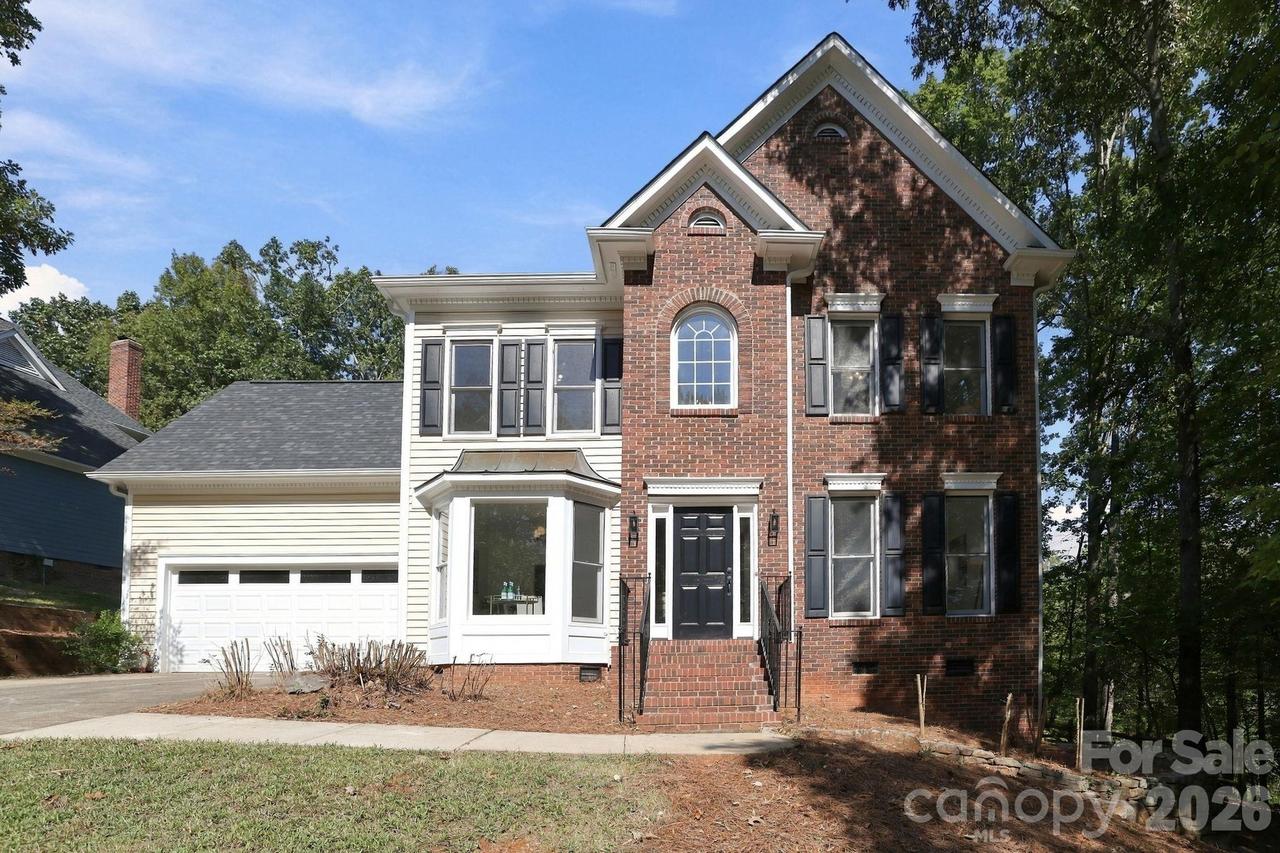 410 Whitefriars Ln., Matthews, NC 28105