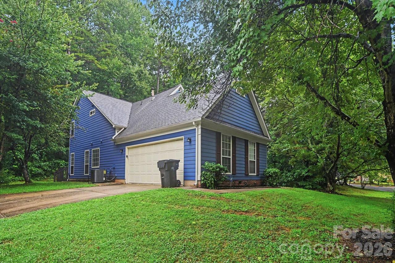 8722 Woodhill Manor Ct., Charlotte, NC 28215