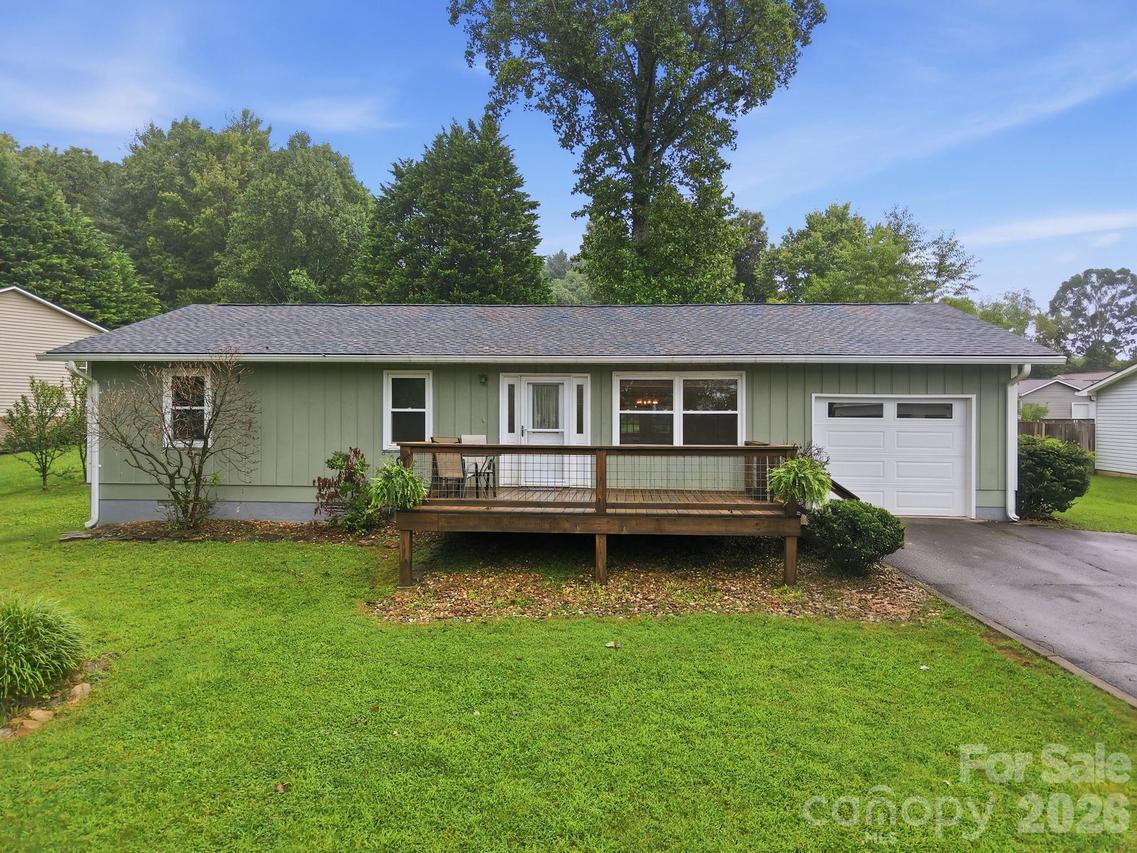 62 Hunters Field Ln., Mills River, NC 28759