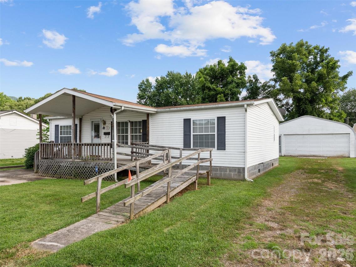 39 Spruce St., Waynesville, NC 28786