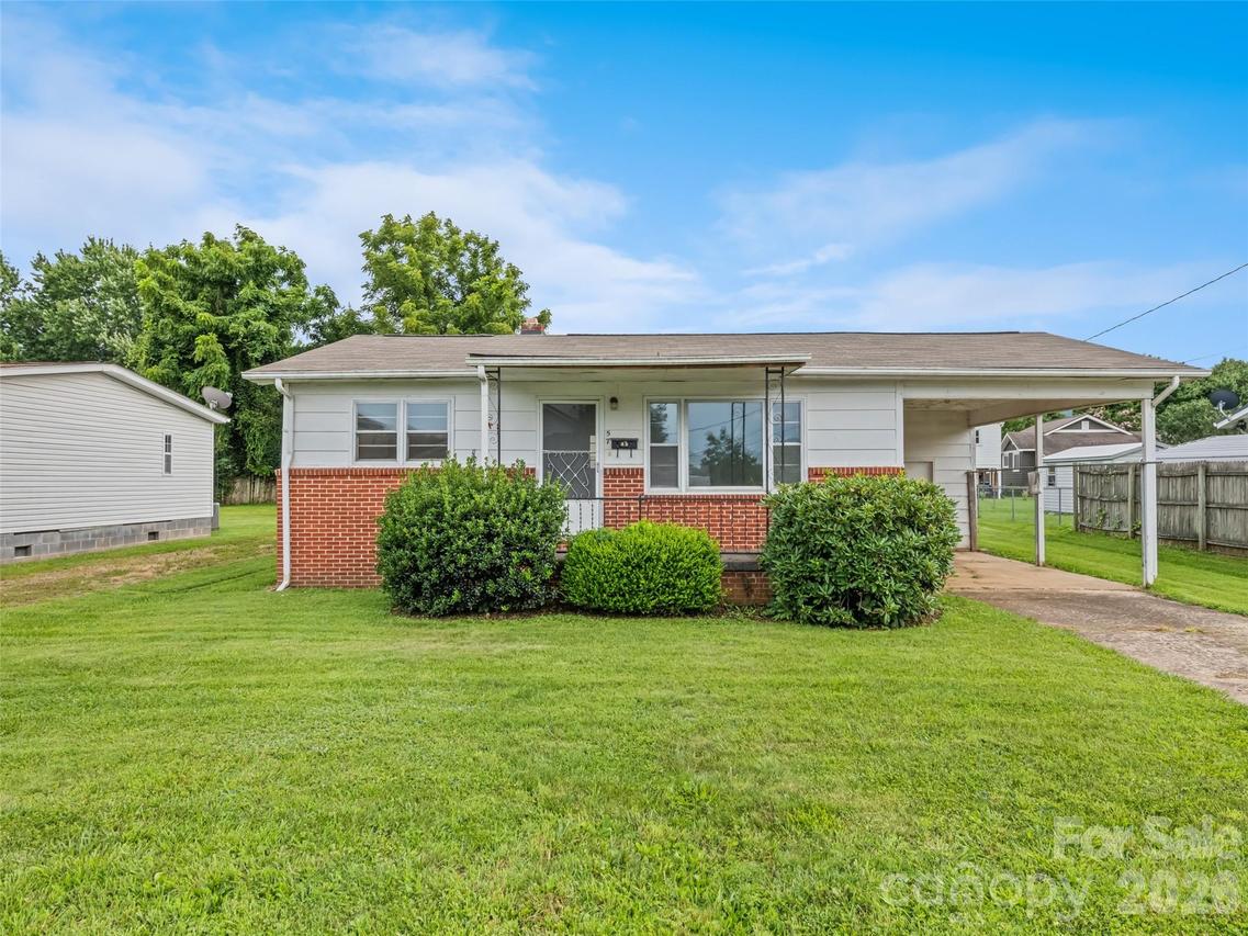 57 Spruce St., Waynesville, NC 28786