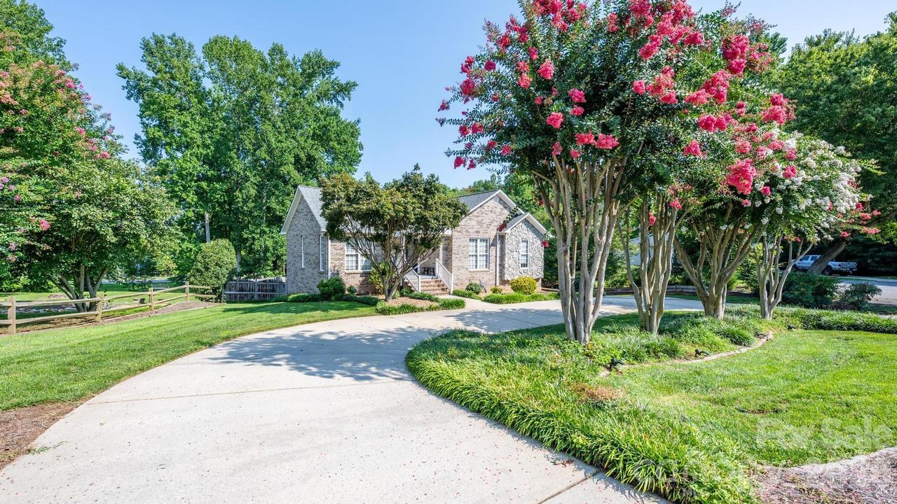 4288 Harbor Ln., Sherrills Ford, NC 28673