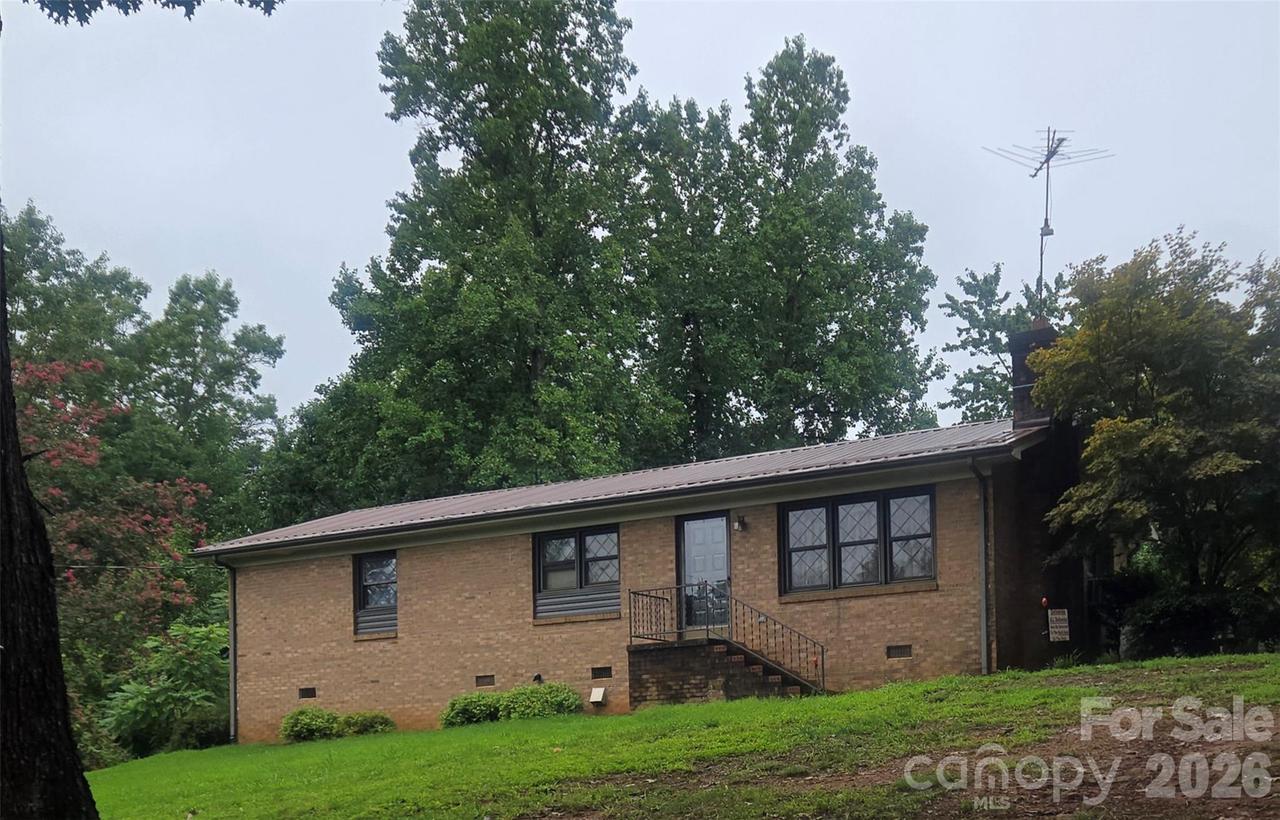 2734 Orchard St., Newton, NC 28658