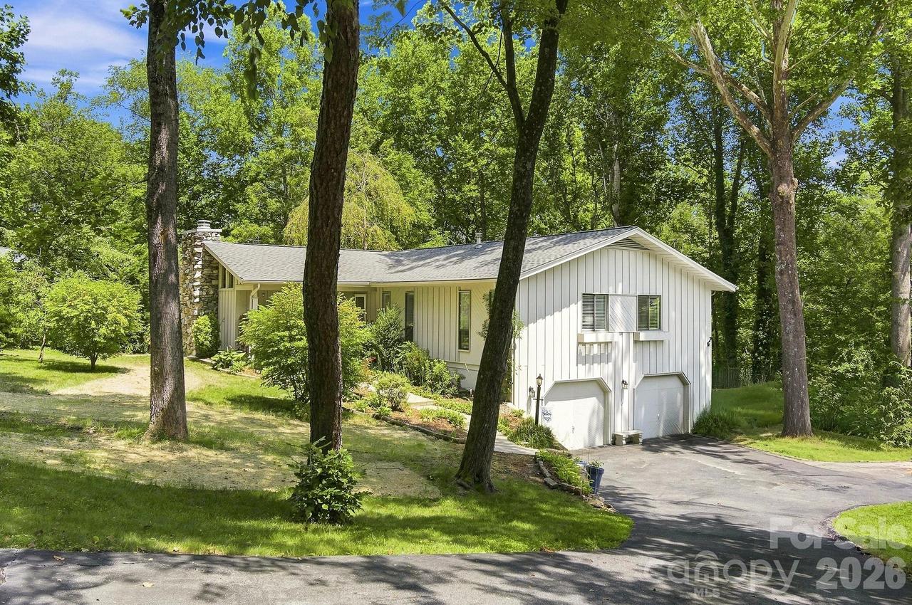 3020 Chestnut Tree Rd., Hendersonville, NC 28792