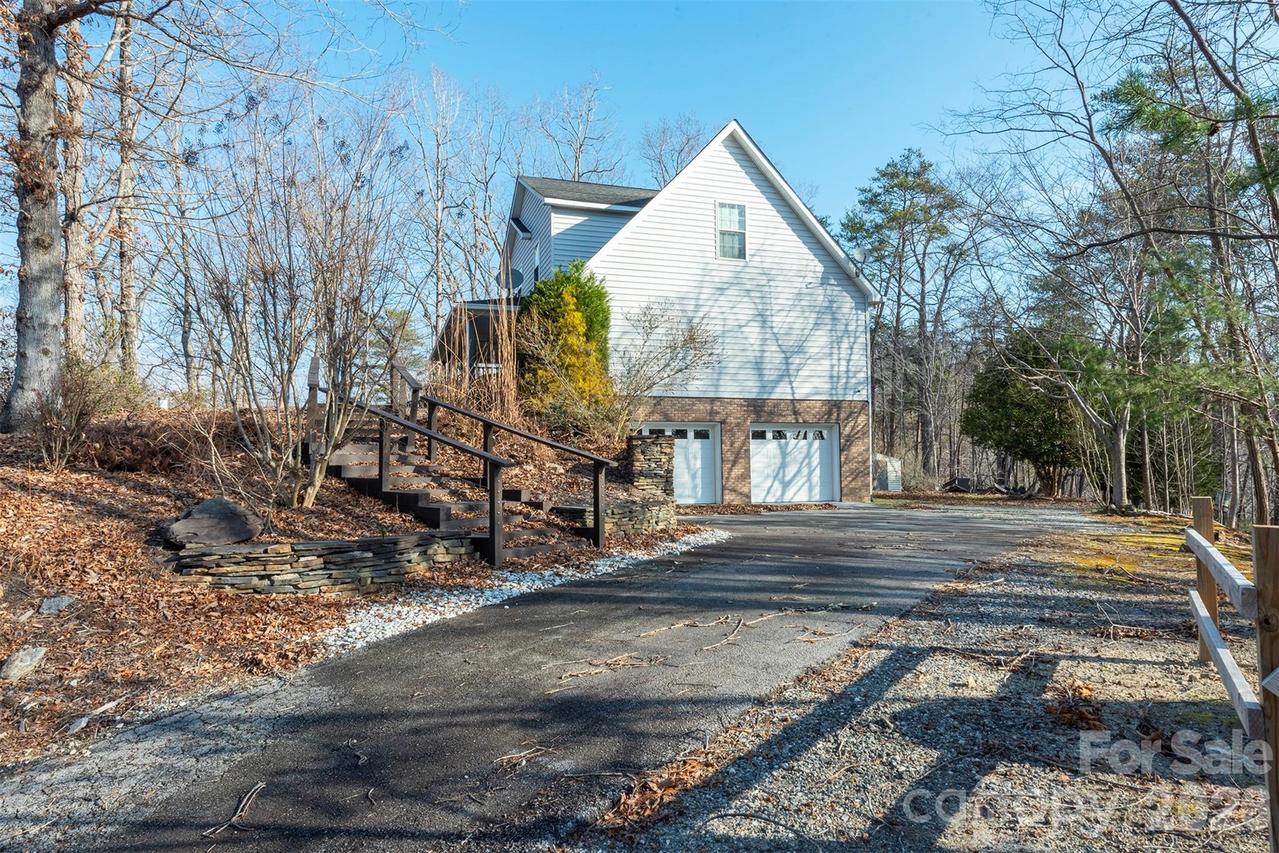192 Buzzards Pl., Lake Lure, NC 28746