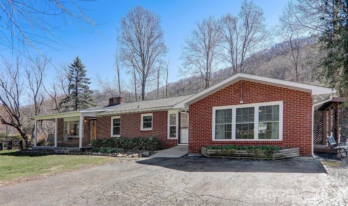 2541 Dellwood Rd., Waynesville, NC 28786