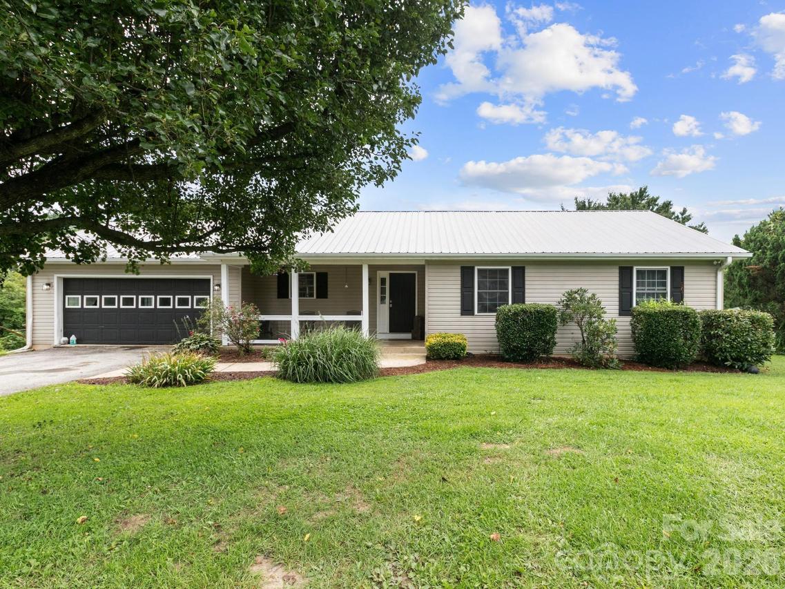 11 Cathy Ct., Hendersonville, NC 28792