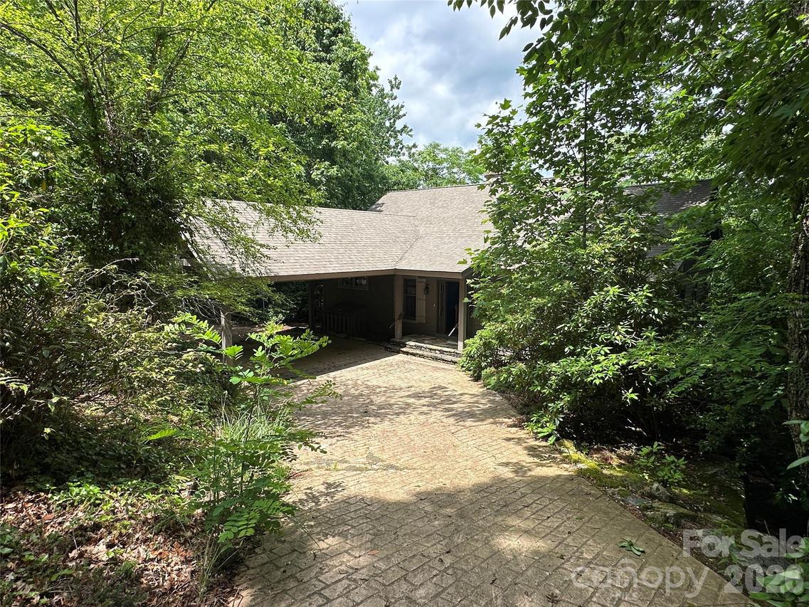 880 W Rochester Dr., Cashiers, NC 28717