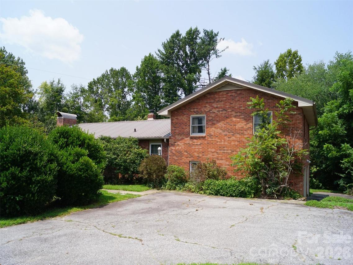 887 Upward Rd., Flat Rock, NC 28731