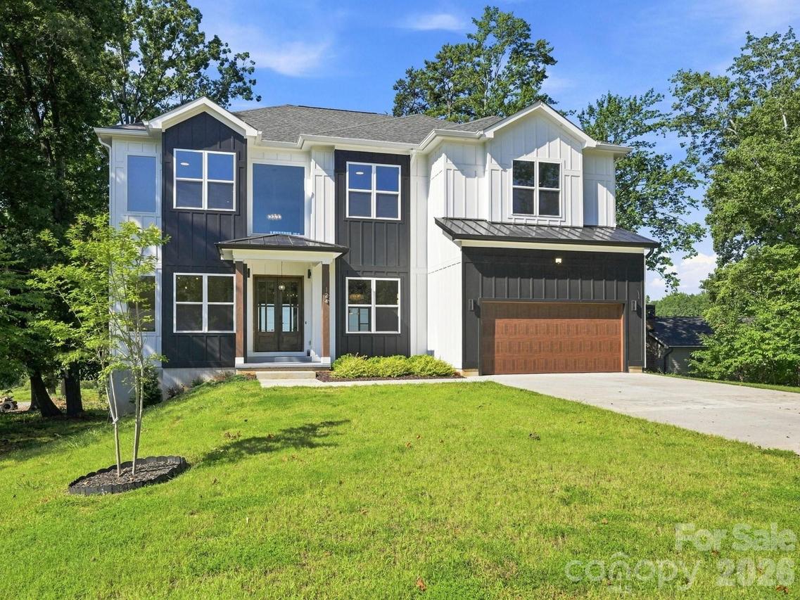 124 Clipper Ln., Mooresville, NC 28117