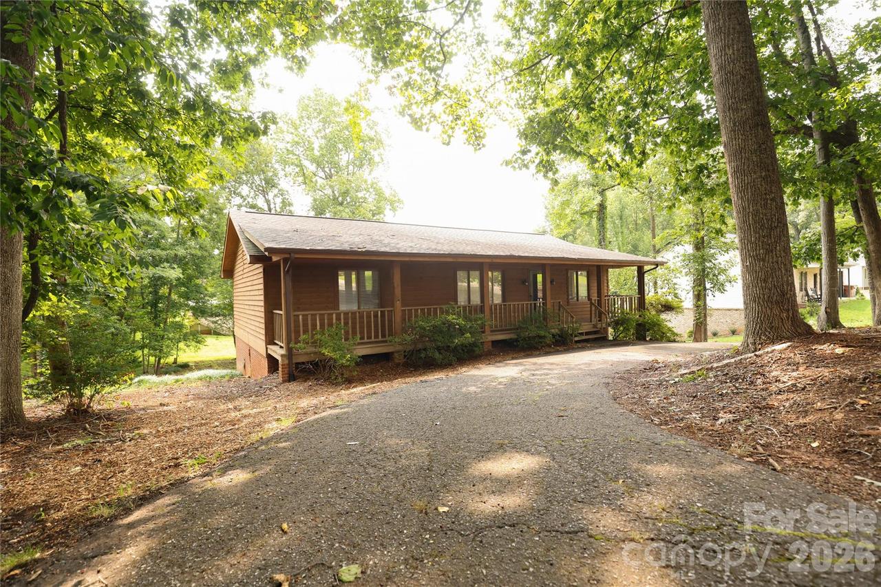 5516 Brookwood Ln., Hickory, NC 28602