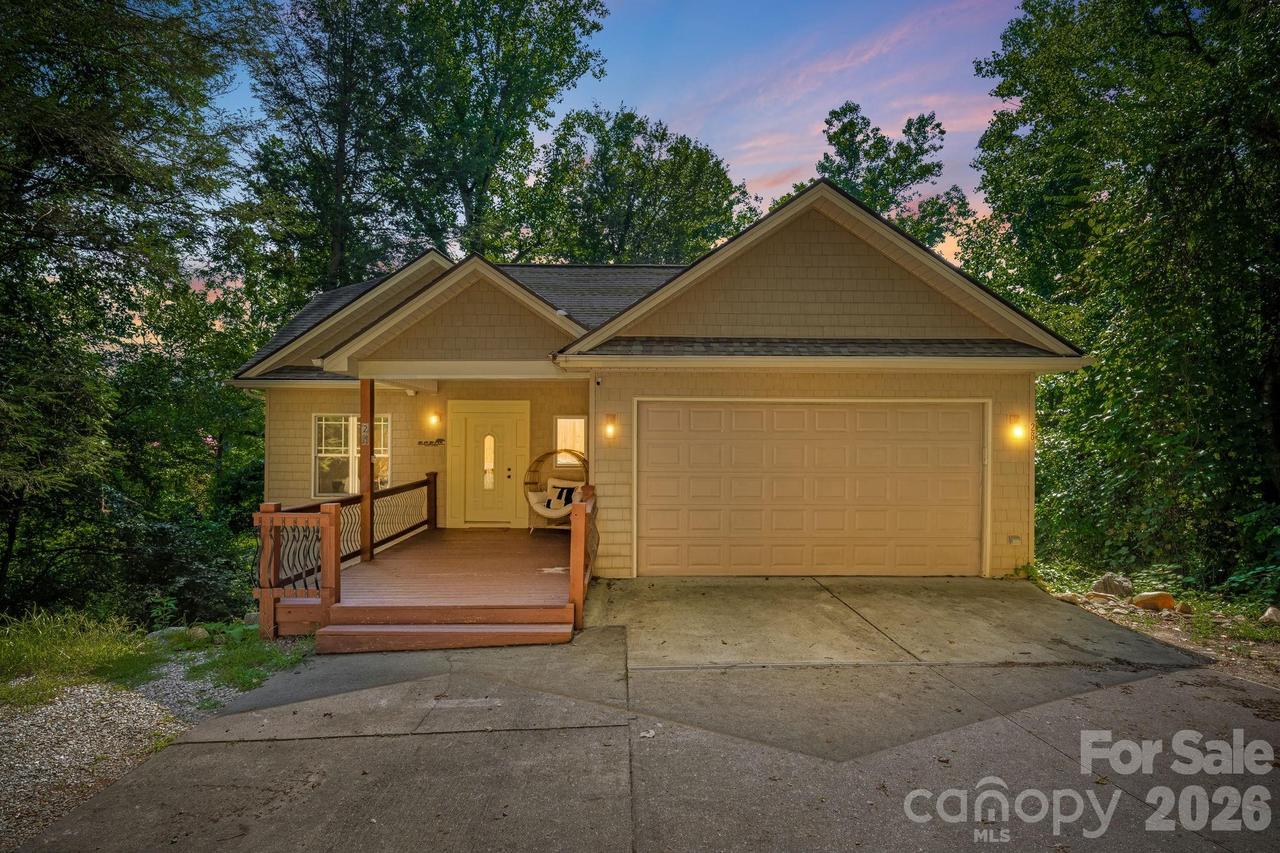 28 Greenbriar Rd., Black Mountain, NC 28711