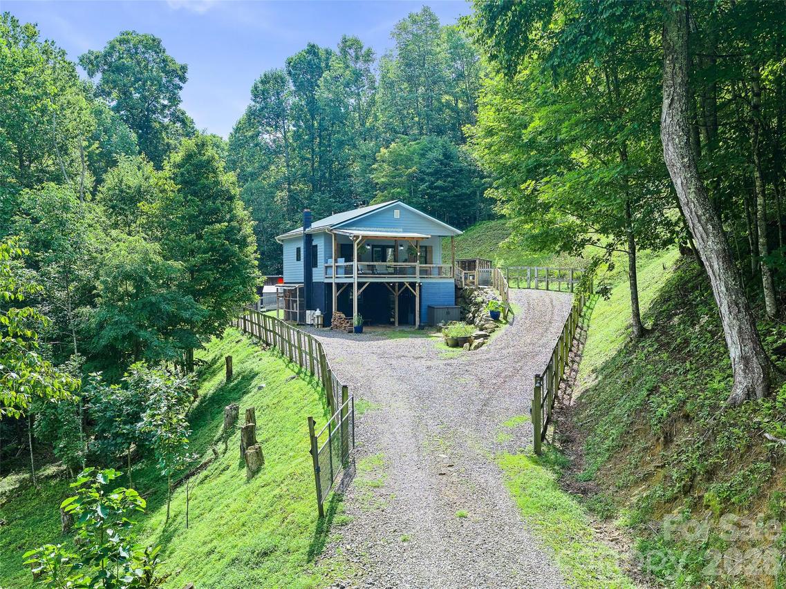 1523 Roaring Fork Rd., Burnsville, NC 28714