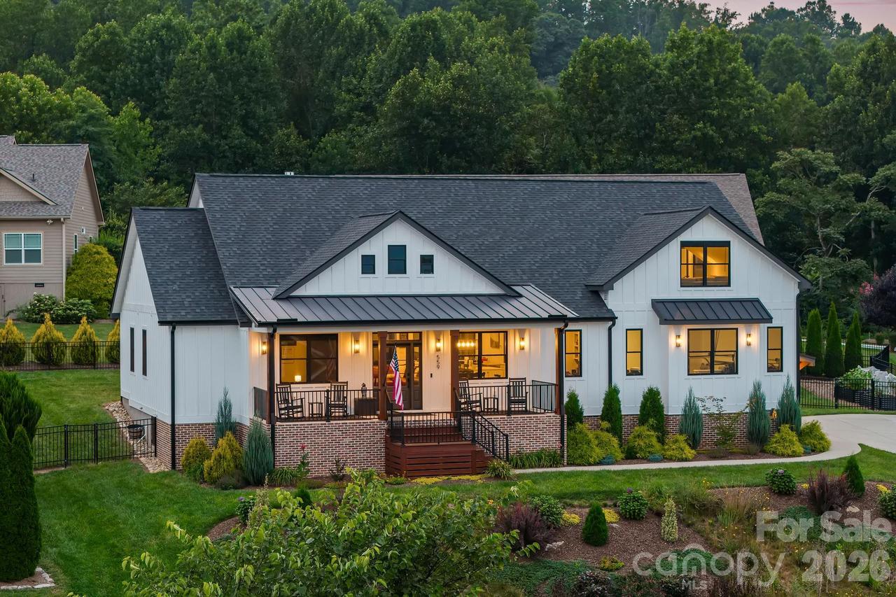 559 Blacksmith Run Dr., Hendersonville, NC 28792