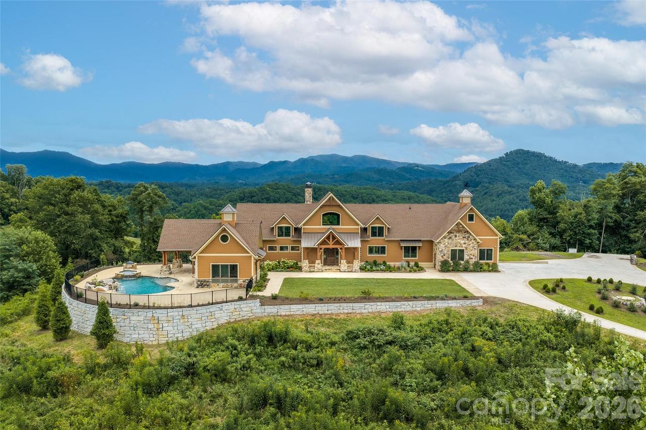 946 Ridge Rd., Green Mountain, NC 28740