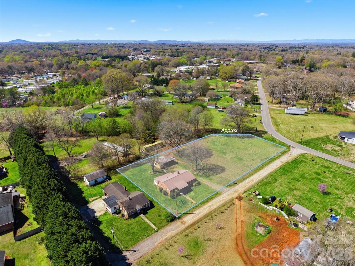 2421 35th Street Ct., Hickory, NC 28601