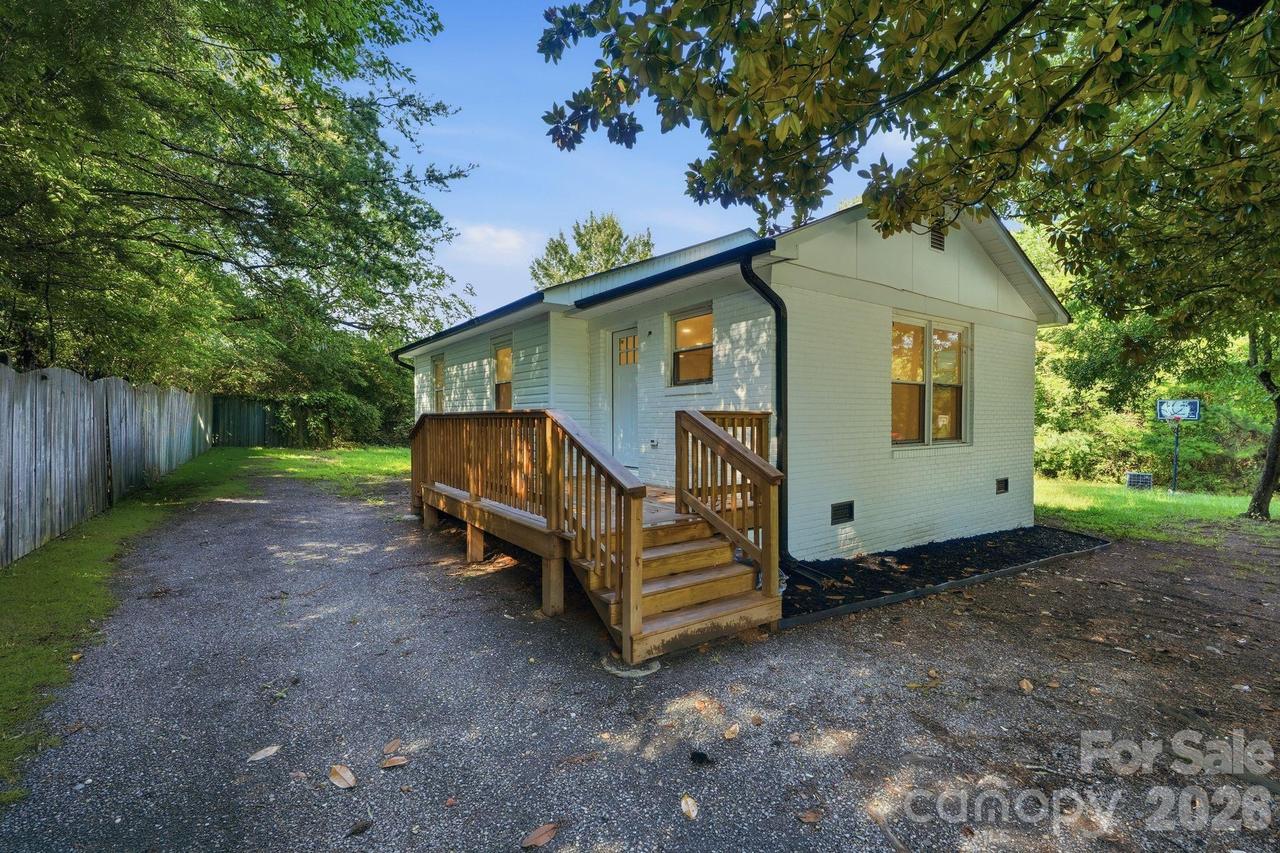 45680 Blackhawk Ln., New London, NC 28127