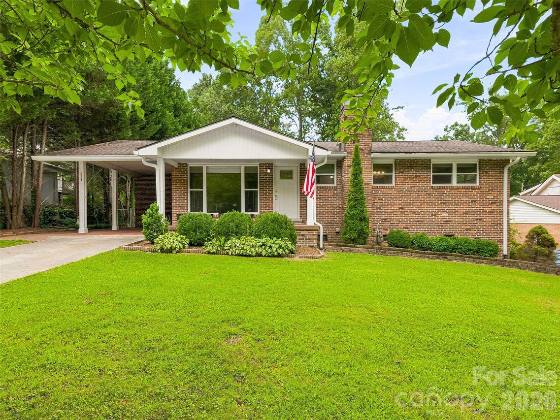 320 Kendale Ct., East Flat Rock, NC 28726