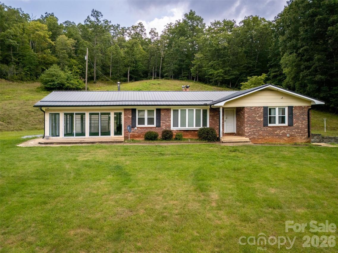 821 Tanasee Gap Rd., Balsam Grove, NC 28708
