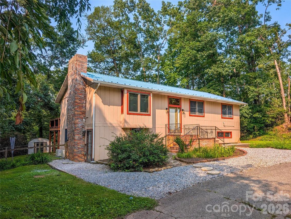 328 Wooded Valley Ln., Burnsville, NC 28714