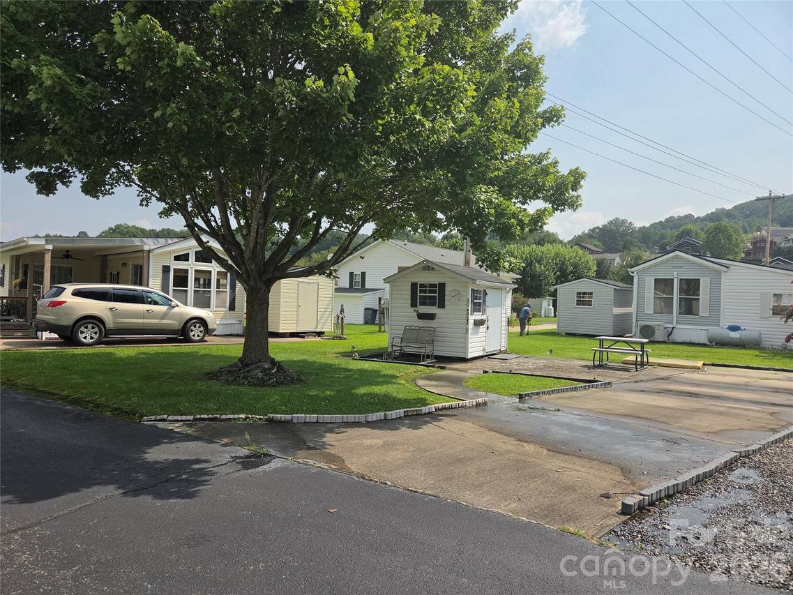 39 Polka Ln., Waynesville, NC 28785