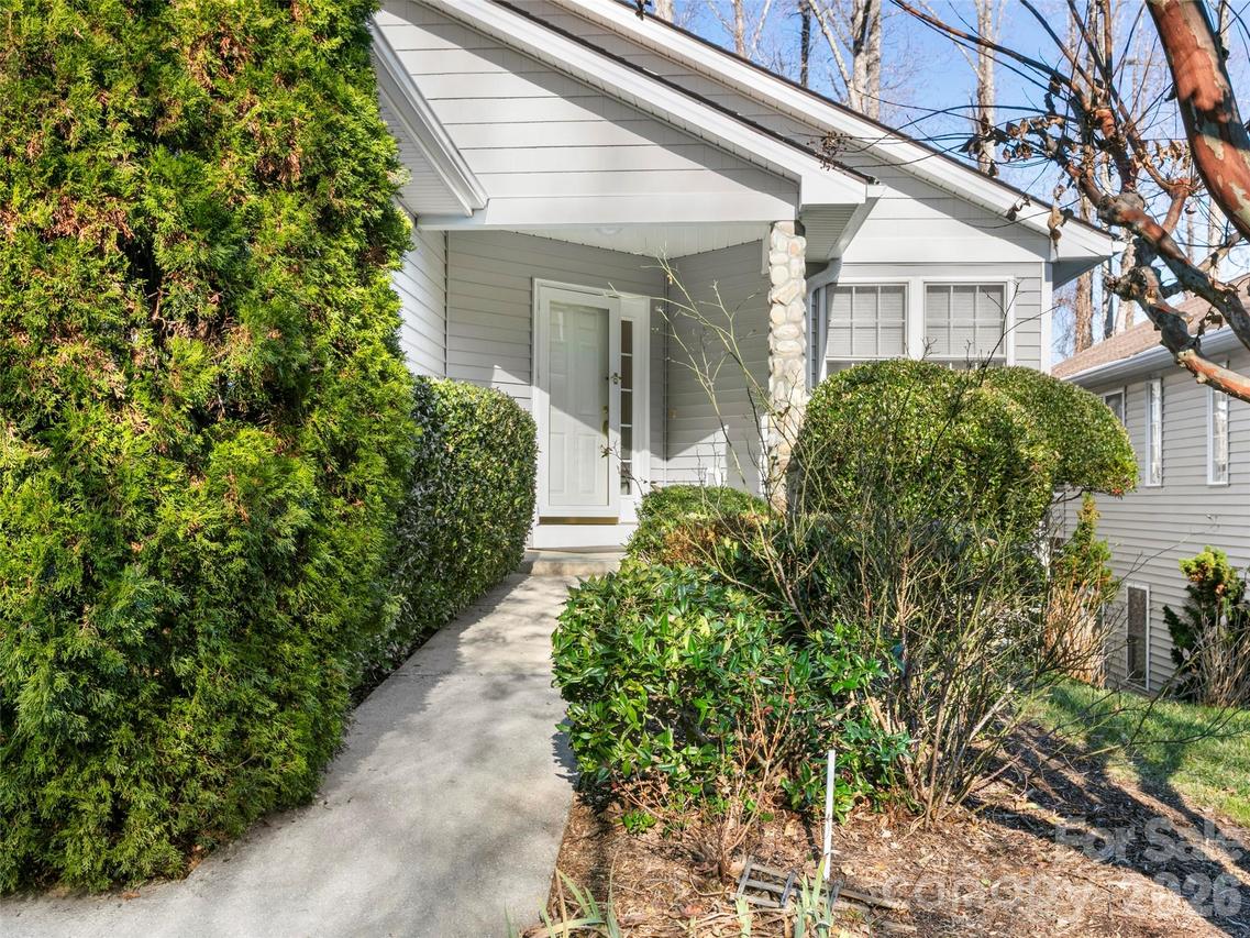 305 Ewarts Hill Rd., Hendersonville, NC 28739
