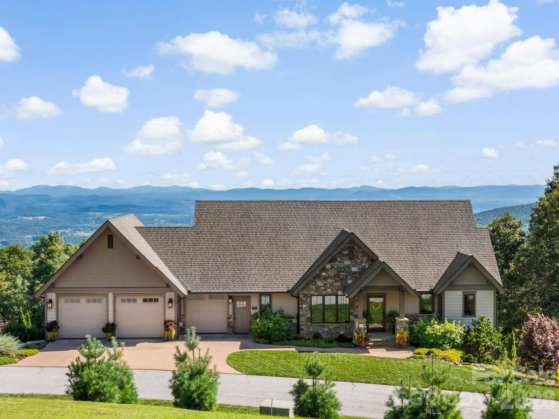 320 Summerset Dr., Hendersonville, NC 28792