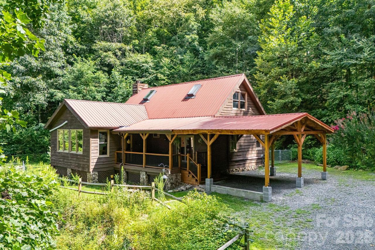 125 Hyacinth Dr., Clyde, NC 28721