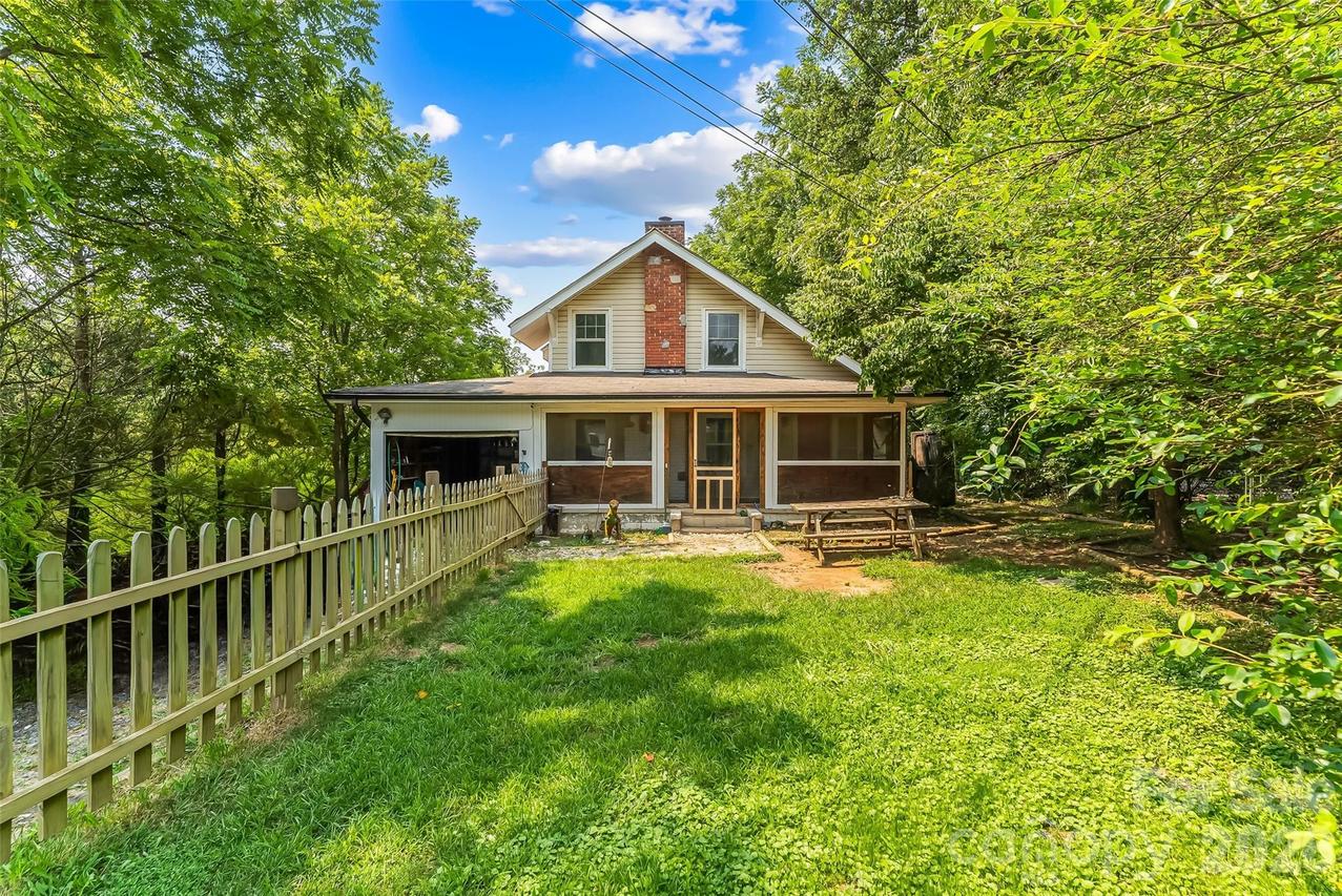 40 Sycamore Cir., Hendersonville, NC 28791