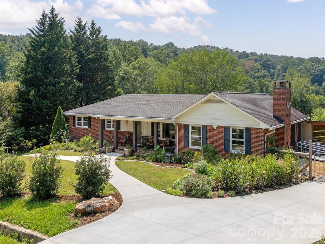 525 Carson Dr., Hendersonville, NC 28791