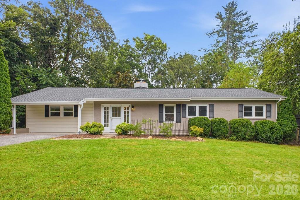 216 Lyndale Rd., Hendersonville, NC 28739