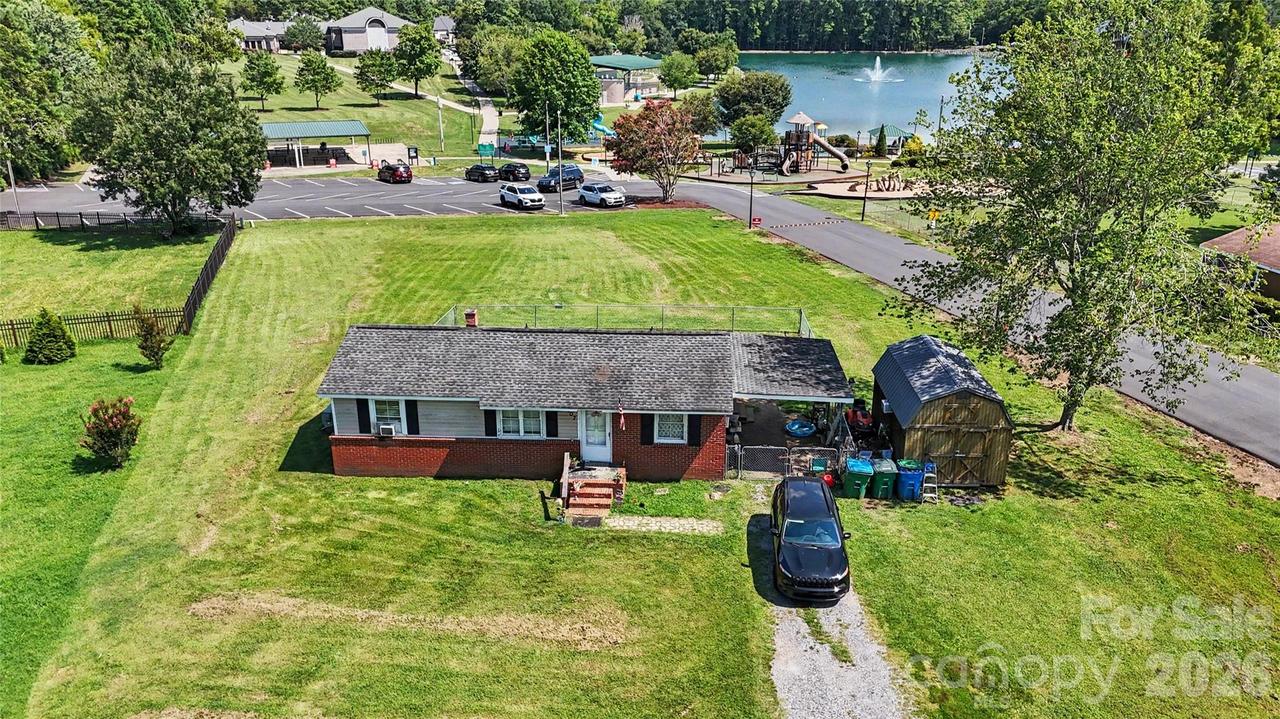 907 Lakeview Dr., Pineville, NC 28134