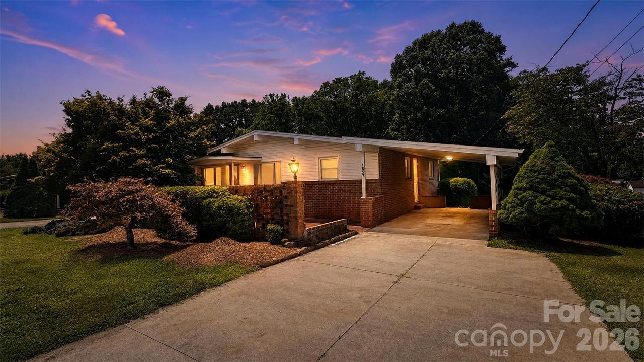 1857 8th Street Dr., Hickory, NC 28601