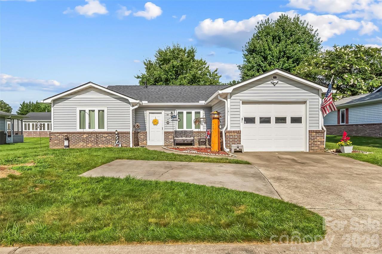 141 Derbyshire Dr., Hendersonville, NC 28792
