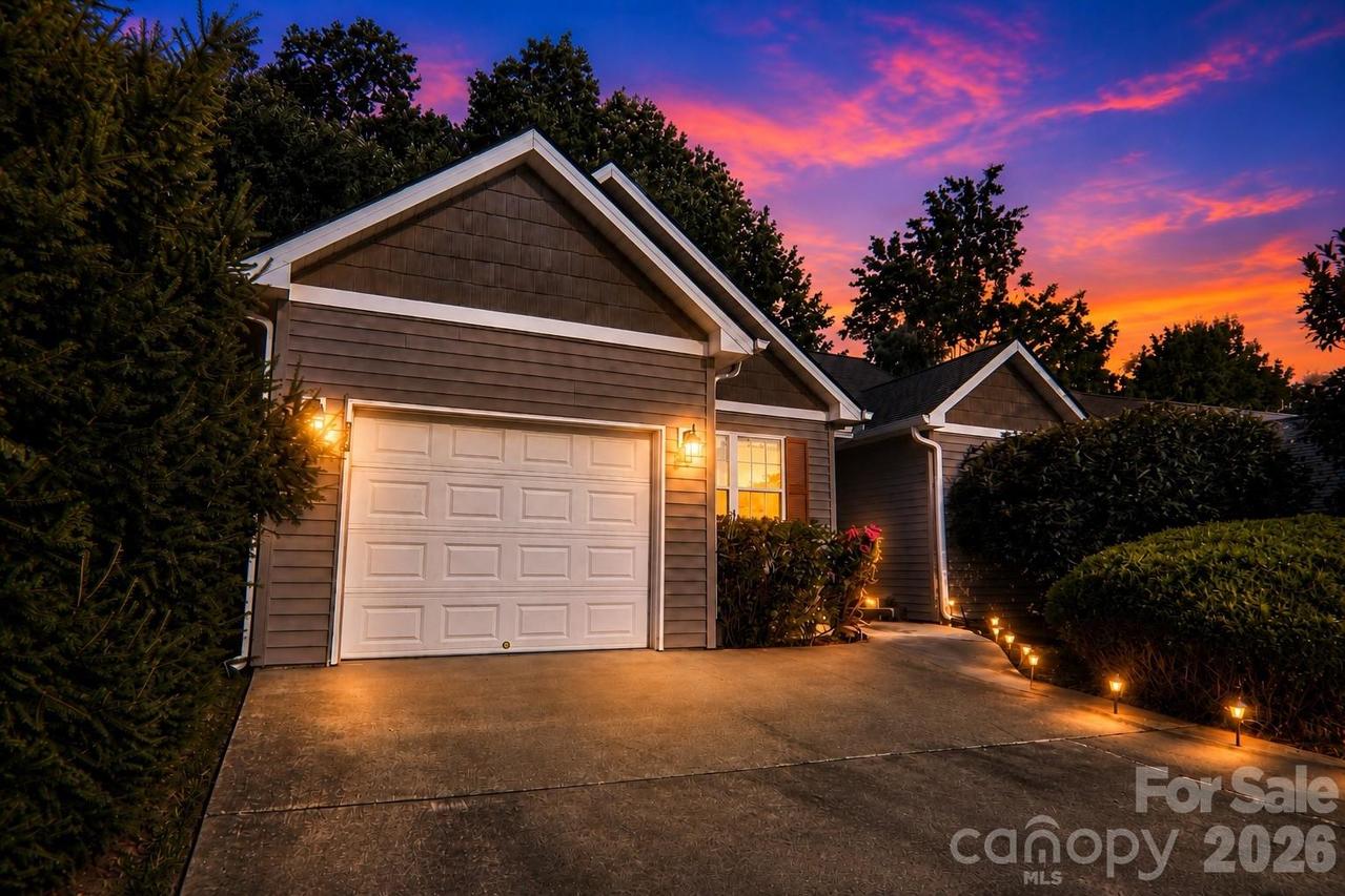 102 Woodcreek Cir., Swannanoa, NC 28778