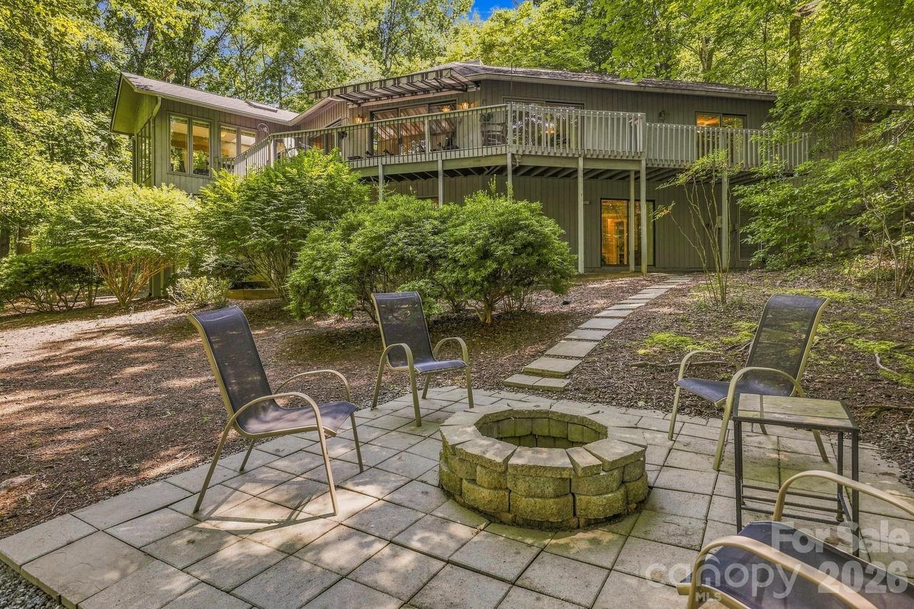 193 Downing Pl., Lake Lure, NC 28746