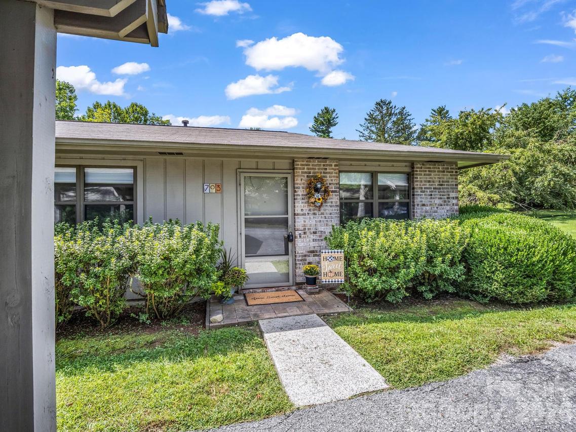 703 Farmington Cir., Hendersonville, NC 28739