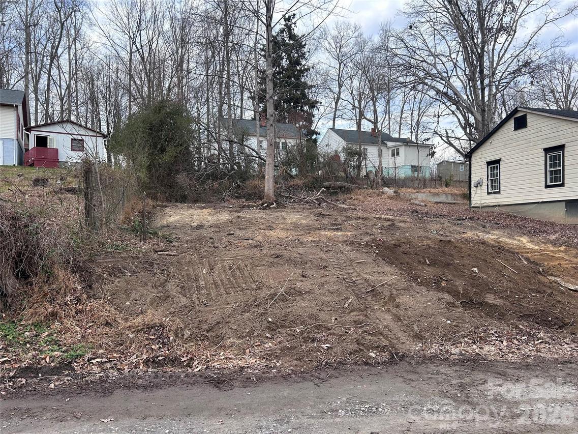1618 Hayes Pl., Lenoir, NC 28645